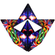 A Shashibo Cosmic Surfer mágneses kocka nyitott, háromszög formában, kozmikus és színes mintákkal, geometrikus elrendezésben.