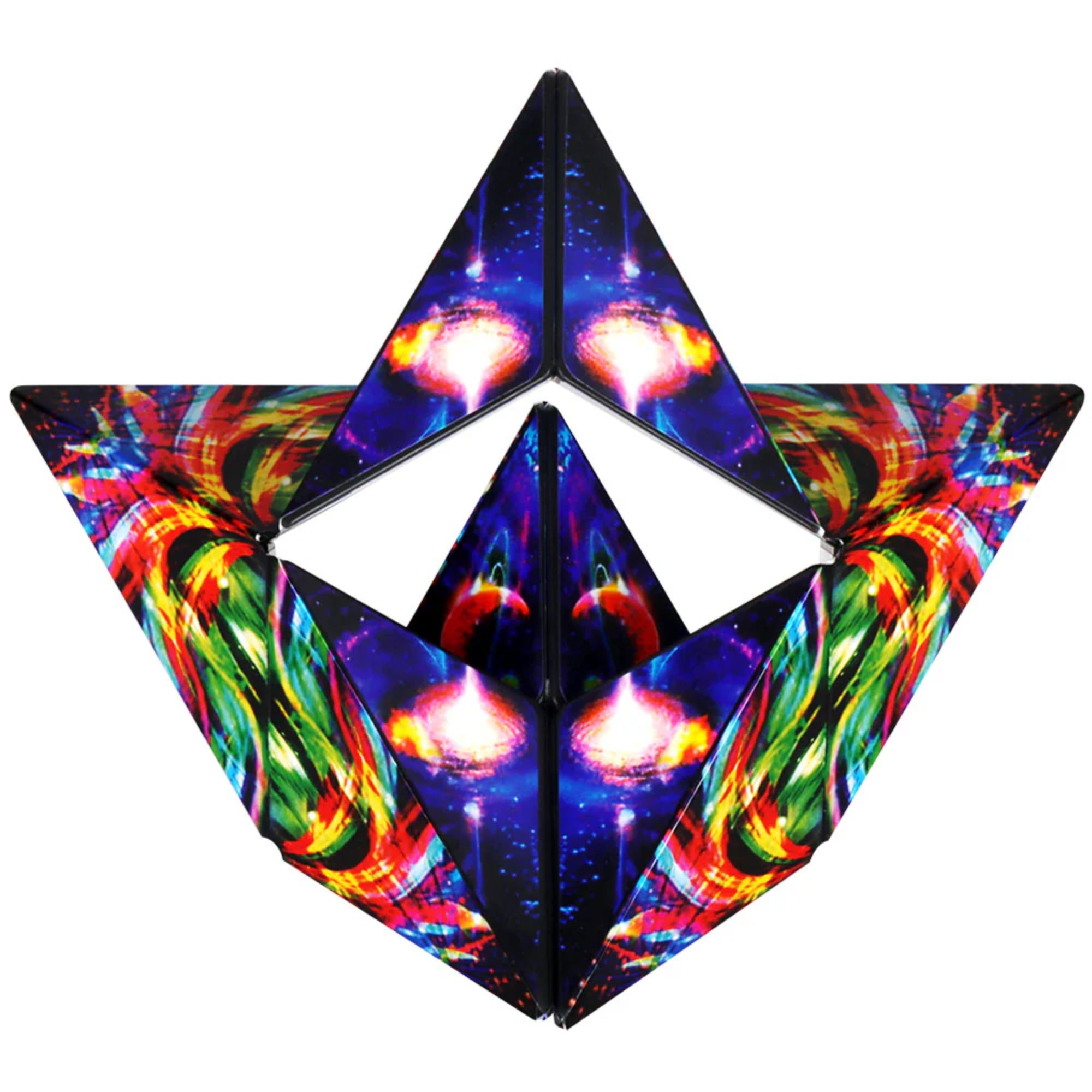 A Shashibo Cosmic Surfer mágneses kocka nyitott, háromszög formában, kozmikus és színes mintákkal, geometrikus elrendezésben.