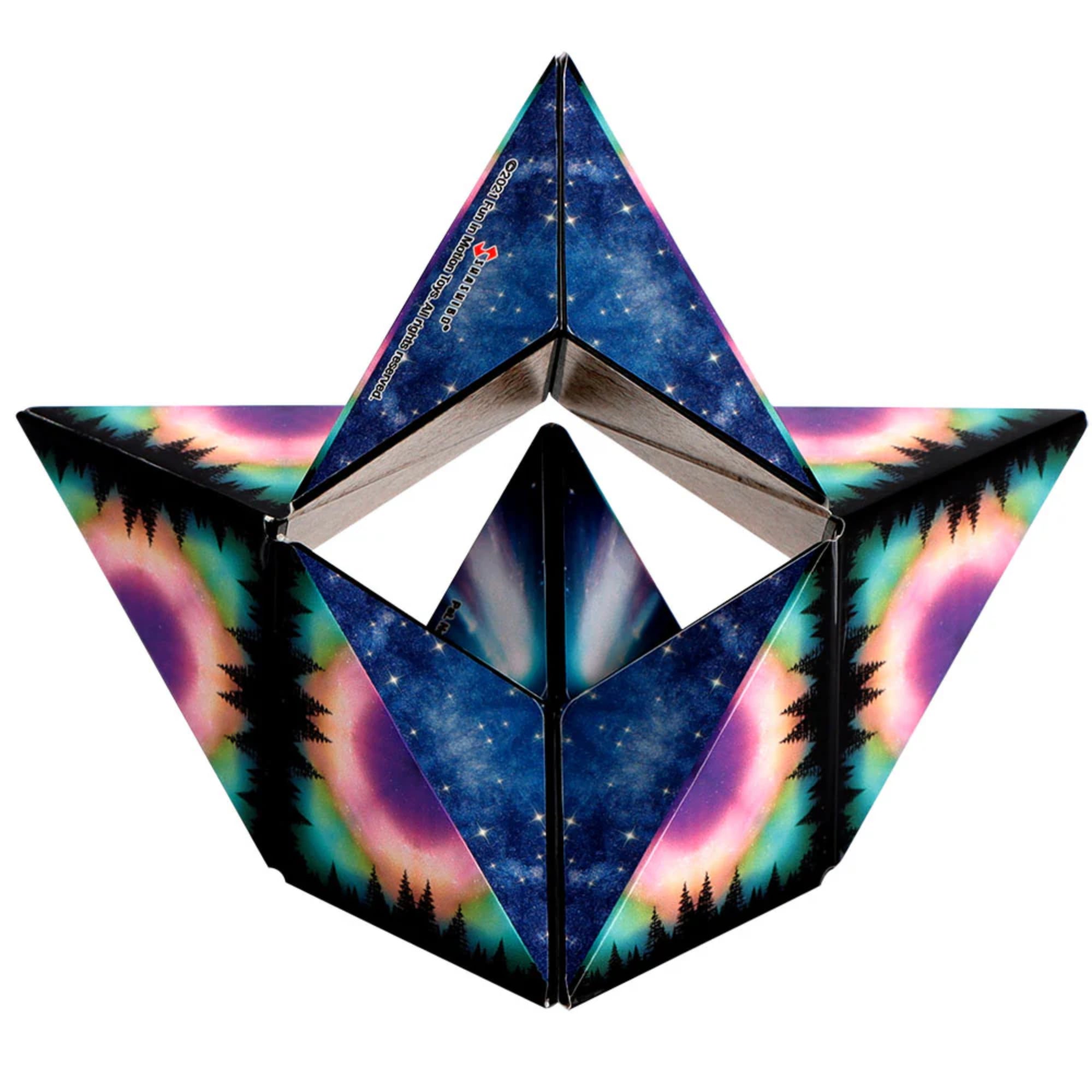 A Shashibo: Moon kocka egyik hajtogatott formája, amely csillagos égbolt mintájú háromszögeket és színes aurora motívumokat kombinál, középen geometrikus, nyitott szerkezetet alkotva.