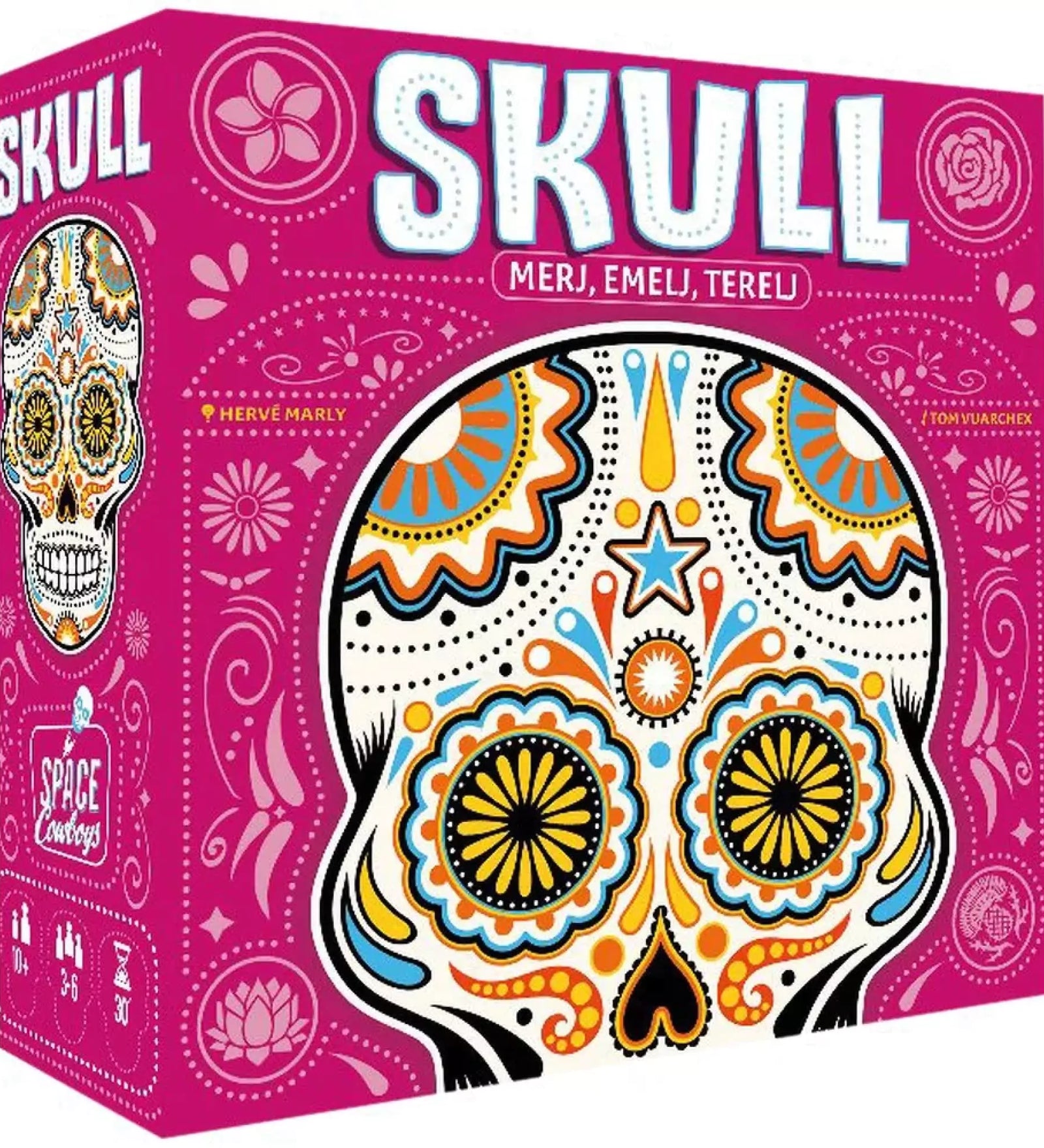 Skull társasjáték doboza élénk rózsaszín háttérrel, amelyet díszes, mexikói stílusú koponyaminta és virágmotívumok díszítenek. A doboz közepén nagy, színes koponya látható, körülötte játékinformációk és dekoratív minták.