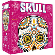 Skull társasjáték doboza élénk rózsaszín háttérrel, amelyet díszes, mexikói stílusú koponyaminta és virágmotívumok díszítenek. A doboz közepén nagy, színes koponya látható, körülötte játékinformációk és dekoratív minták.