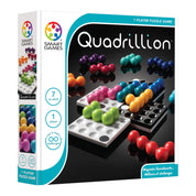 A képen a Smart Games Quadrillion logikai játék doboza látható, amely modern, letisztult dizájnnal hívja fel magára a figyelmet. A dobozon jól látható a játék különlegessége: a négy mágneses játéktábla és a színes, golyókból álló kirakóelemek. A "7 éves kortól felnőttig" felirat jelzi, hogy ez a játék szórakoztató kihívást jelent minden korosztály számára. A doboz alján az "1 játékos" ikon hangsúlyozza, hogy ez egy egyéni logikai játék. 