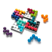 A képen a Smart Games Quadrillion logikai játék elemei láthatók játék közben. A négy mágneses játéktábla különböző elrendezésben kapcsolódik egymáshoz, fekete-fehér lyukmintás felülettel. A színes, gömbökkel összekapcsolt kirakóelemek – piros, kék, zöld, lila, narancs, türkiz és rózsaszín – részben már elhelyezve vannak a táblán, míg néhány még megoldásra vár. 