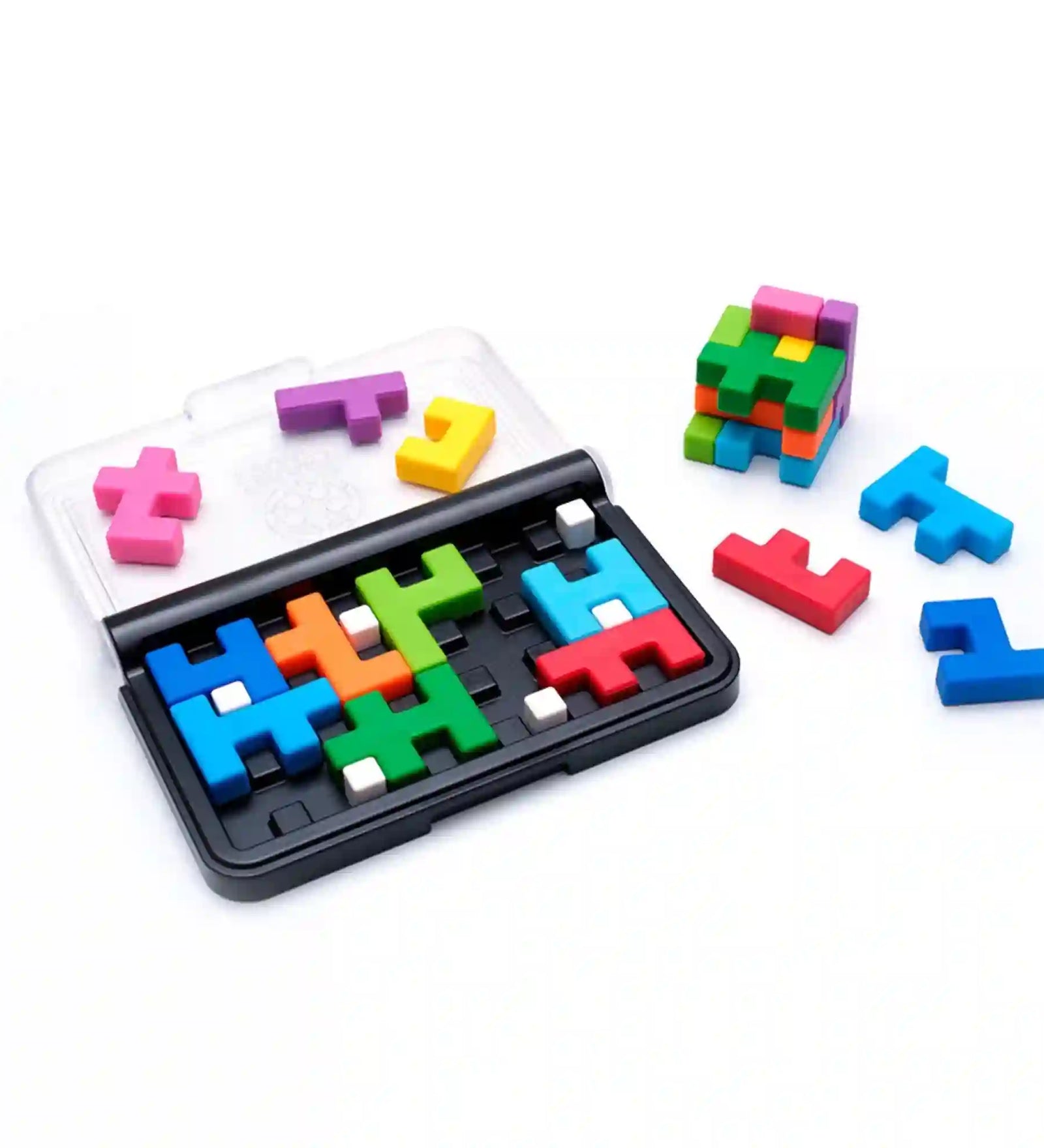 A Smart Games IQ Quub logikai játék nyitott táblája színes kirakóelemekkel és részben összeállított 3D kockával.