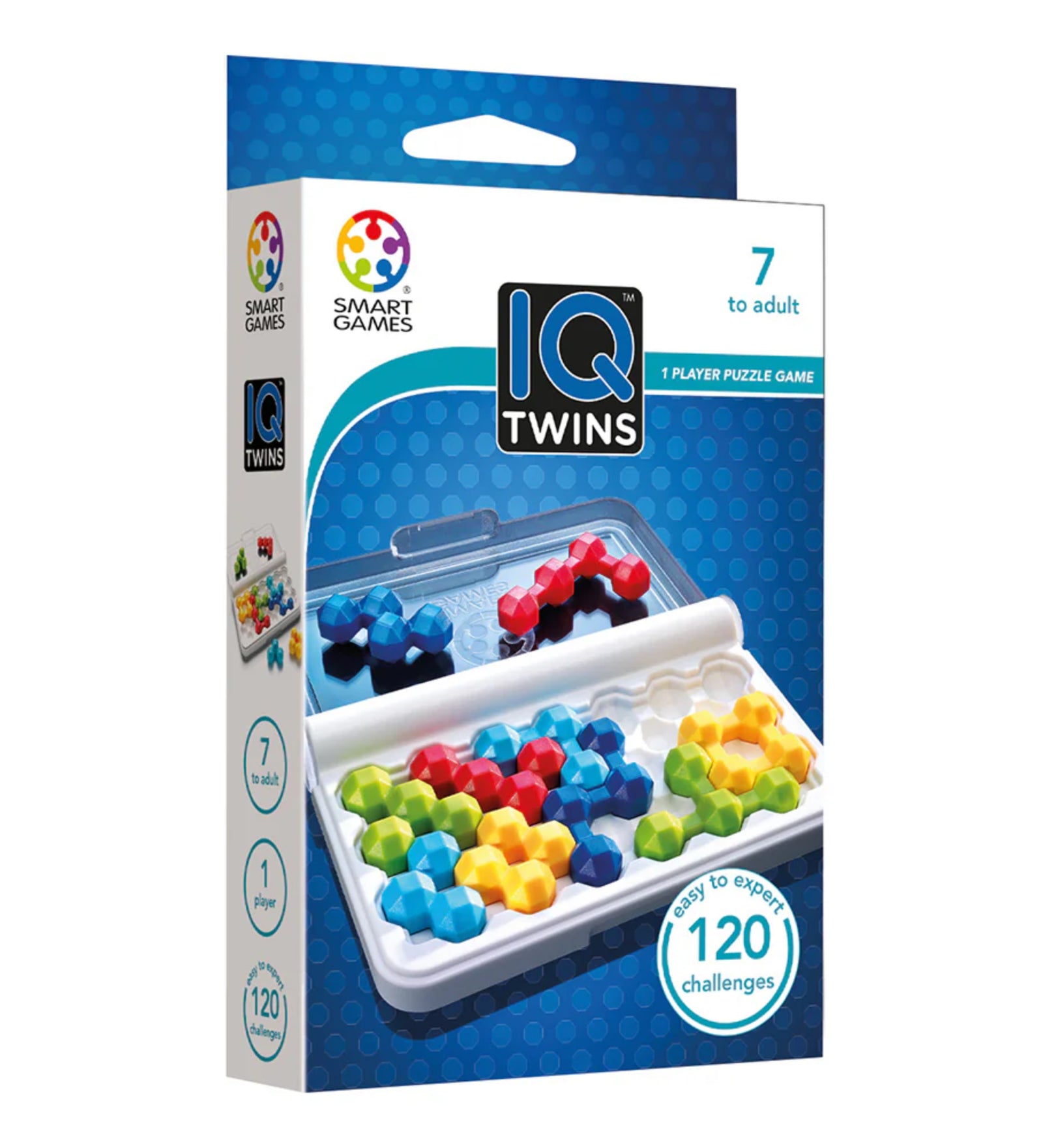A képen a Smart Games IQ Twins logikai játék doboza látható. A csomagolás színes és figyelemfelkeltő, bal oldalt jól látható a logó, a játék neve és az ajánlott életkor (7 évtől felnőttig). A doboz közepén egy átlátszó fedelű, kompakt játéktábla van, benne élénk színű, sokszögű, páros puzzle-darabokkal. Az alsó sarokban a "120 kihívás" jelölés mutatja, mennyi fejtörő vár a játékosra – a könnyűtől egészen a profi szintig.