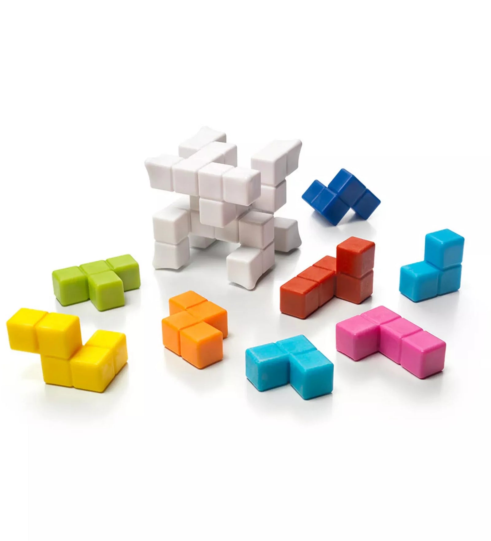 A Plug & Play Puzzler színes puzzle elemei külön-külön elrendezve, a fehér alap kocka körül többféle formájú, élénk színű elemmel.