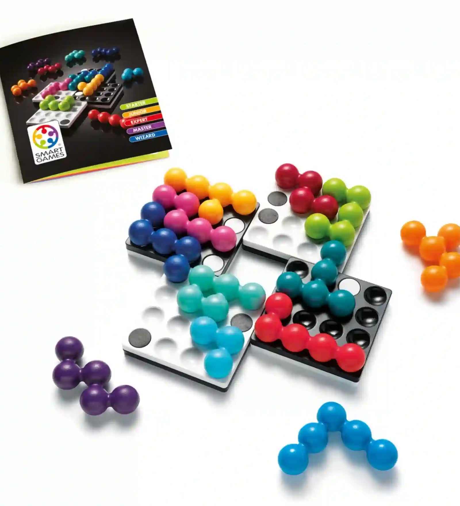 A Smart Games Quadrillion logikai játék mágneses táblái, színes elemei és feladványfüzete.