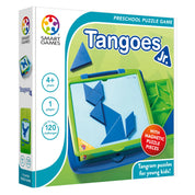 A képen a Tangoes Junior logikai játék doboza látható, amelyet a Smart Games készített. A doboz színes, figyelemfelkeltő dizájnnal rendelkezik, főként zöld és kék árnyalatok dominálnak. A középen elhelyezkedő tábla mágneses tangram elemeket tartalmaz, amelyek segítségével a gyerekek különféle formákat és állatokat rakhatnak ki. A bal oldalon található ikonok alapján megtudjuk, hogy a játék 4 éves kortól ajánlott, egy játékos számára készült, és 120 kihívást tartalmaz. 