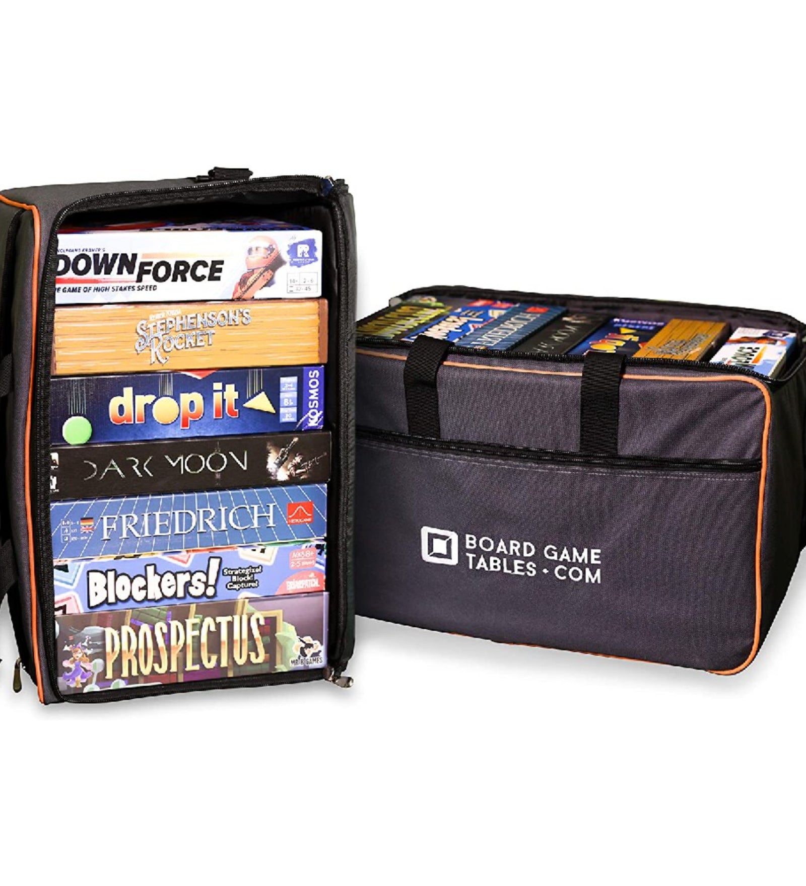 Board Game Tables Oxford Gray társasjáték hordtáska használat közben – több társasjáték doboz függőlegesen elhelyezve a tágas belső térben.