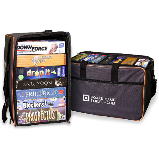Board Game Tables Oxford Gray társasjáték hordtáska használat közben – több társasjáték doboz függőlegesen elhelyezve a tágas belső térben.