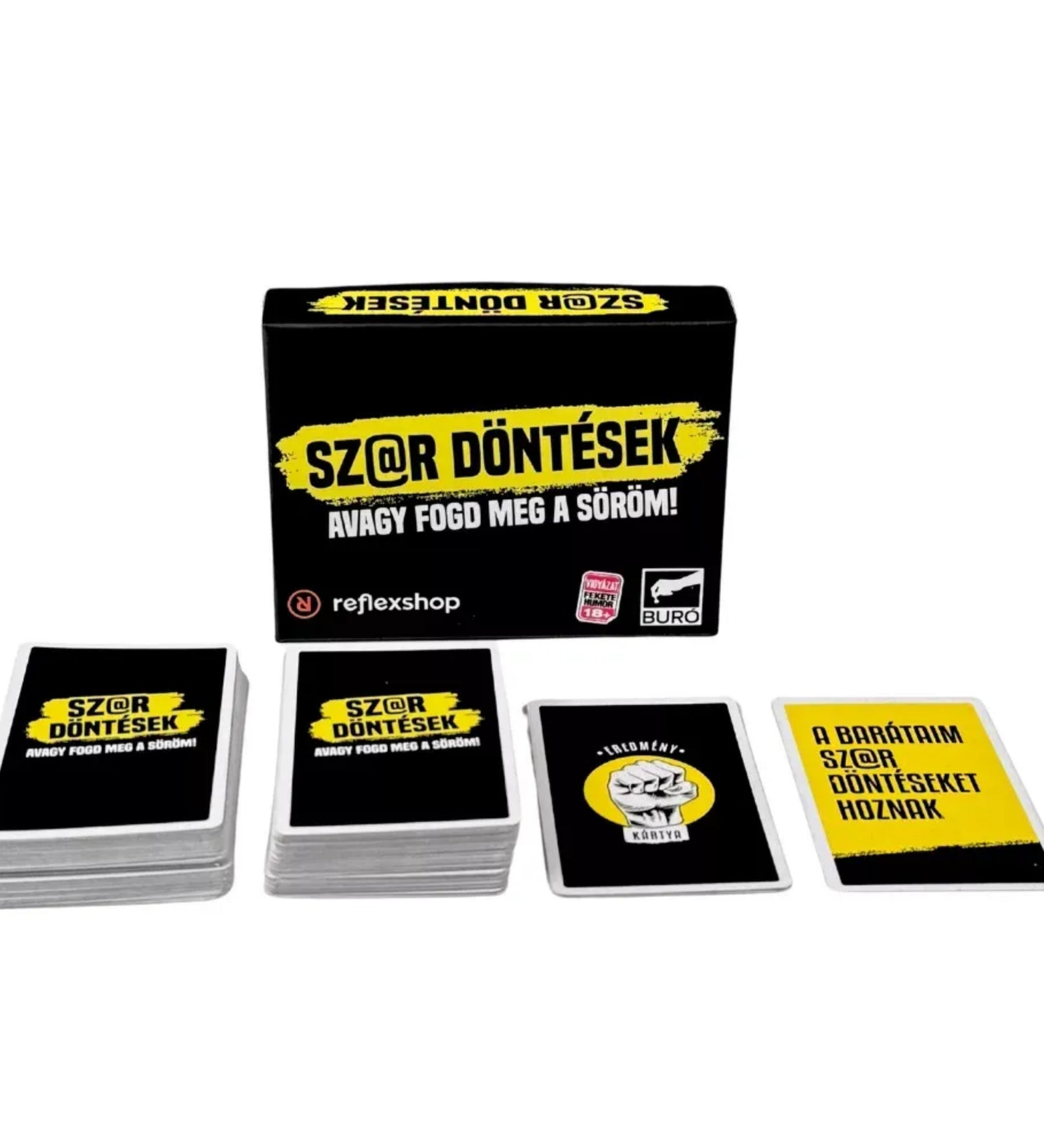 Sz@r döntések társasjáték teljes tartalma kiterítve, doboz, több pakli kérdés- és eredménykártya, valamint „A barátom sz@r döntéseket hoznak” feliratú lap fehér háttéren.