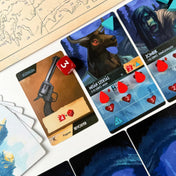 Közeli játékmenet részlet a Szunnyadó istenek – Távoli égboltok társasjátékból: kártyák fegyverrel, mitikus szekta és zombi ellenfél illusztrációkkal, piros életjelzőkkel és dobókockával egy kalandos asztali elrendezésben.