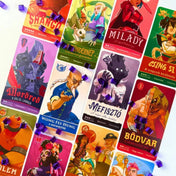 Tag Team társasjáték karakterkártyái színes, rajzfilmszerű illusztrációkkal, harcosok portréival és lila kristály jelölőkkel szétszórva a lapokon.