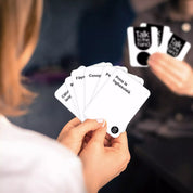 Talk to the Hand, felnőtteknek szóló partijáték – közelkép egy játékos kezéről, aki öt vicces, román nyelvű fehér kártyát tart.