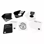 Talk to the Hand, felnőtteknek szóló partijáték – a fekete és fehér játékkártyák kiterítve az asztalon, jól látható szövegekkel és grafikával.
