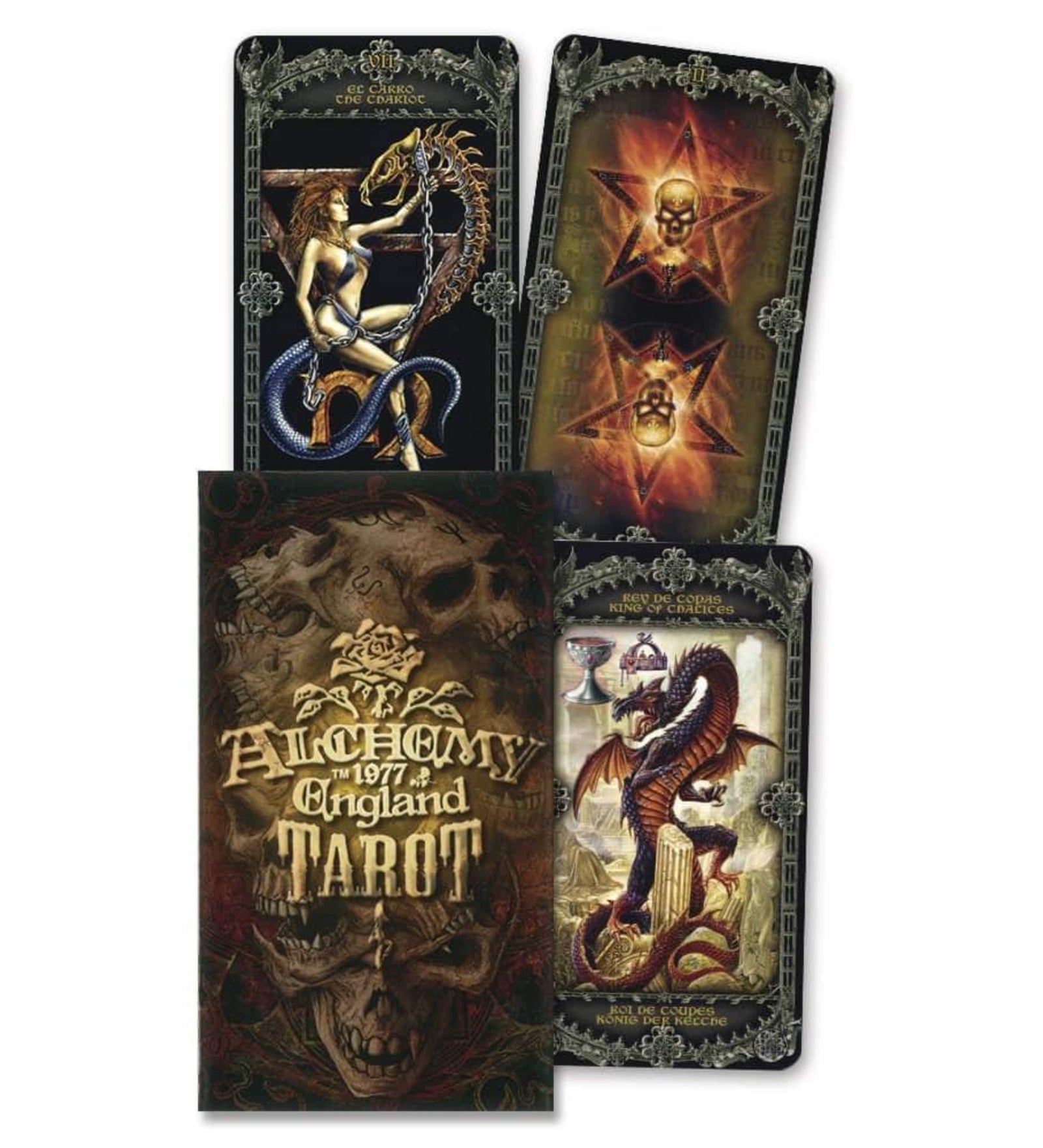 A képen az Alchemy 1977 England Tarot pakli néhány lapja és a doboza látható. A dobozt sötét tónusú, koponyákkal és arany dombornyomással készült grafika díszíti. A kártyák gótikus stílusban készültek, tele misztikus és fantasy elemekkel. Láthatunk egy páncélos női alakot kígyóval (The Chariot), egy két csillagot és koponyát ábrázoló lapot, valamint egy sárkányt, aki a "King of Chalices" kártyán trónol egy kehellyel. A részletgazdag illusztrációk a sötét romantika és a fantasy világ találkozását tükrözik.