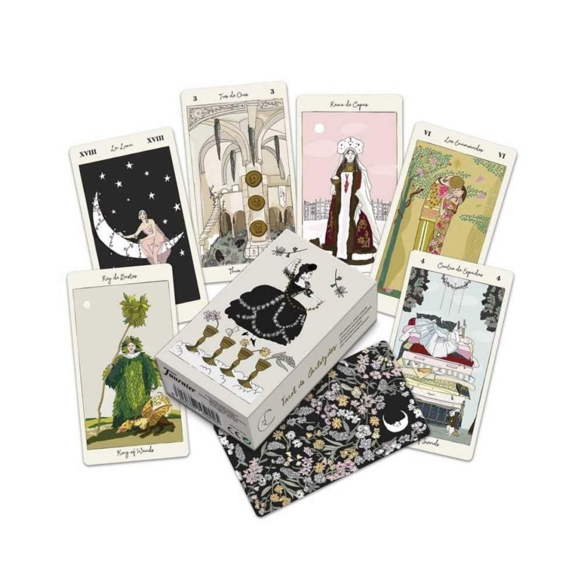 A képen a Tarot de Carlotydes kártyapakli és néhány lapja látható. A kártyák finom pasztellszínekben, részletgazdag, meseszerű illusztrációkkal készültek, romantikus és álomszerű hangulatot árasztva. A csomagolás elegáns, virágmintás hátlapokkal és egyedi művészi stílussal teszi különlegessé ezt a tarot paklit.