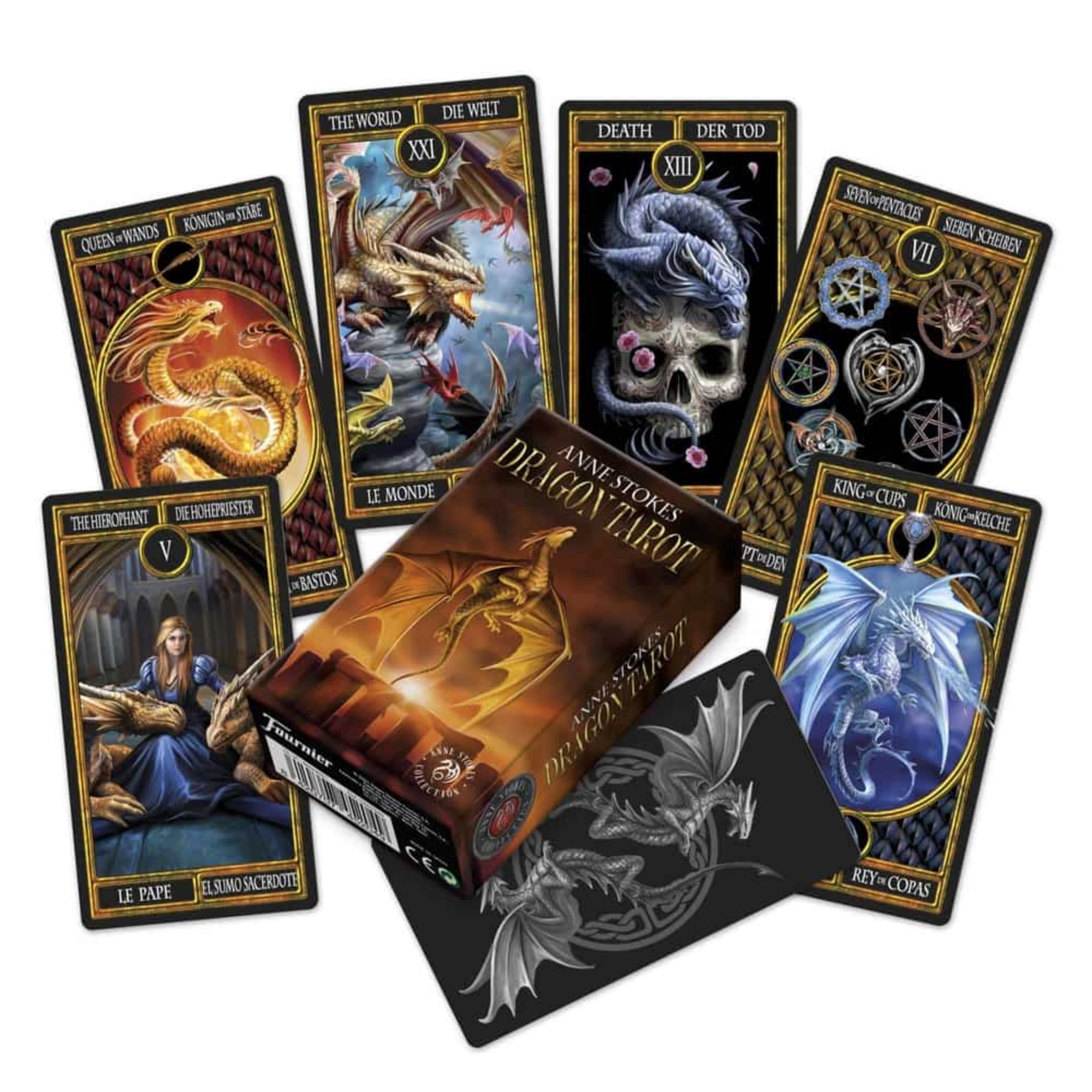 A képen az Anne Stokes Dragon Tarot látványos kártyalapjai láthatók, melyek mindegyikét lenyűgöző sárkányos illusztráció díszíti. A pakliból kiemelt lapok – például „The World”, „Death” vagy „King of Cups” – részletgazdag grafikával, erőteljes szimbólumokkal és fantasy hangulattal hívják életre a tarot világát. A kártyák három nyelvűek (angol, német, francia), így nemcsak esztétikai élményt, hanem nemzetközi felhasználhatóságot is kínálnak. 