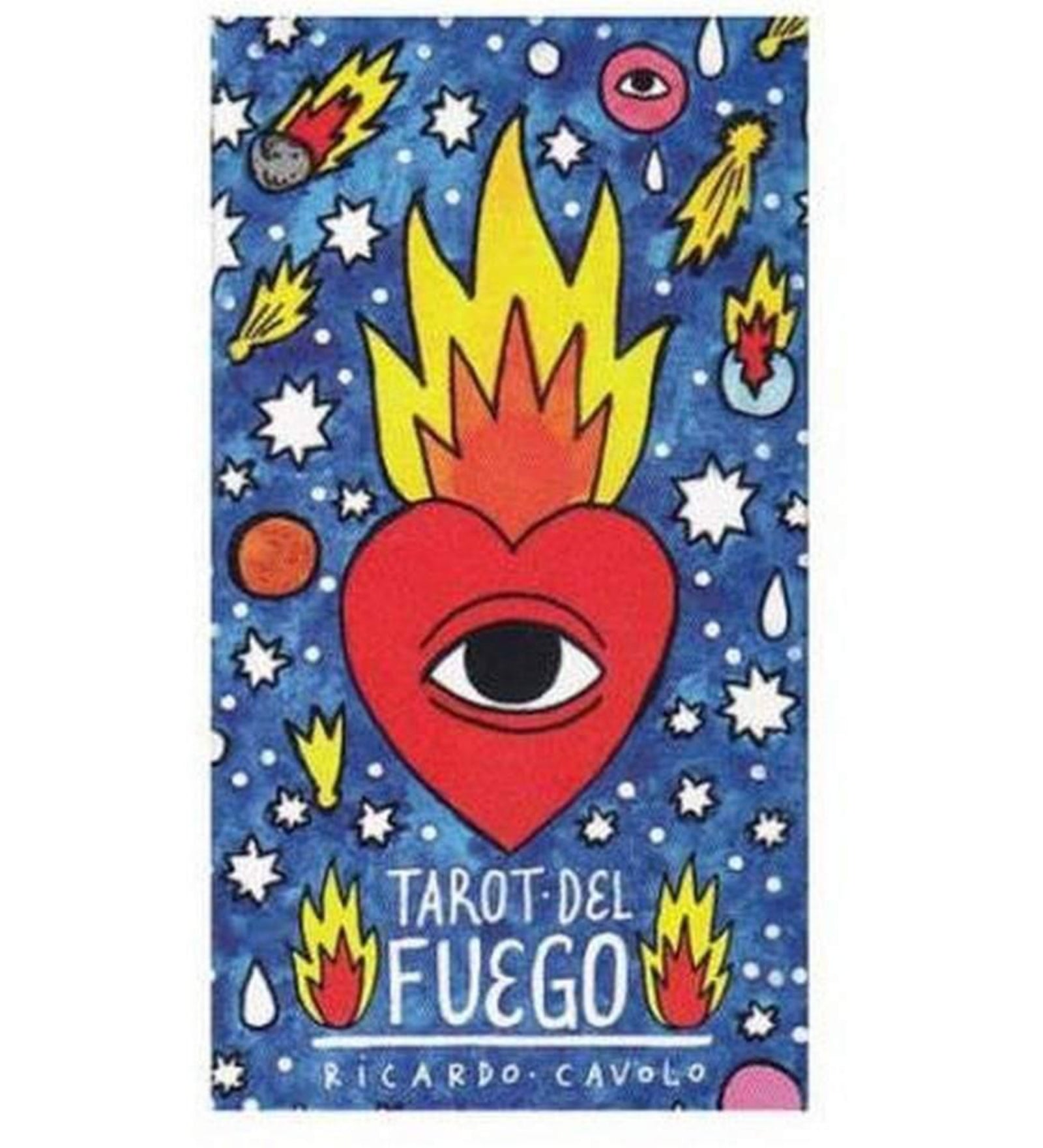 A képen a „Tarot del Fuego” tarot kártyacsomag doboza látható, Ricardo Cavolo illusztrációjával. A borítón egy égő piros szív szerepel, amelynek közepén egy nagy, kifejező szem figyel. A háttér vibráló kék, tele fehér csillagokkal, lángoló üstökösökkel, szemeket formázó planétákkal és más pszichedelikus motívumokkal, amelyek az univerzum misztikus energiáját idézik. A tűz motívuma hangsúlyos, és a doboz alsó részén olvasható a művész neve és a csomag neve kézírásszerű betűkkel.