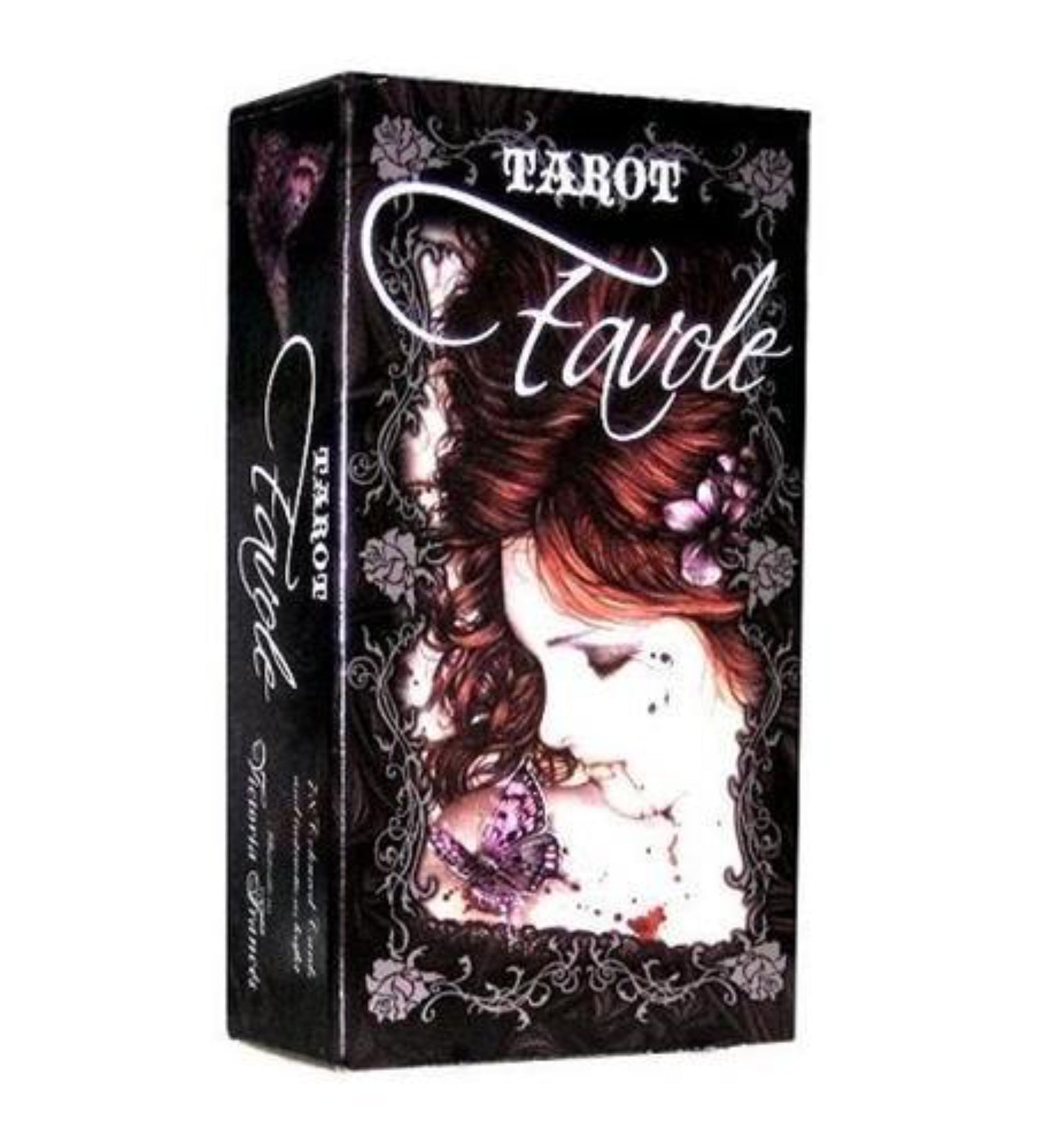 A képen a Tarot Favole kártyapakli doboza látható, melyet Victoria Francés gótikus stílusú illusztrációi díszítenek. A doboz közepén egy finoman kidolgozott portré szerepel: egy lehajtott fejű nő, akit sötét, göndör haj, lila virágok és egy lila pillangó vesz körül. A háttér fekete alapon díszes, csipkeszerű mintákkal van keretezve, ami még inkább kiemeli a melankolikus, romantikus hangulatot. A „Tarot Favole” felirat elegáns, fehér kalligrafikus betűkkel íródott a doboz elején és oldalán is. 