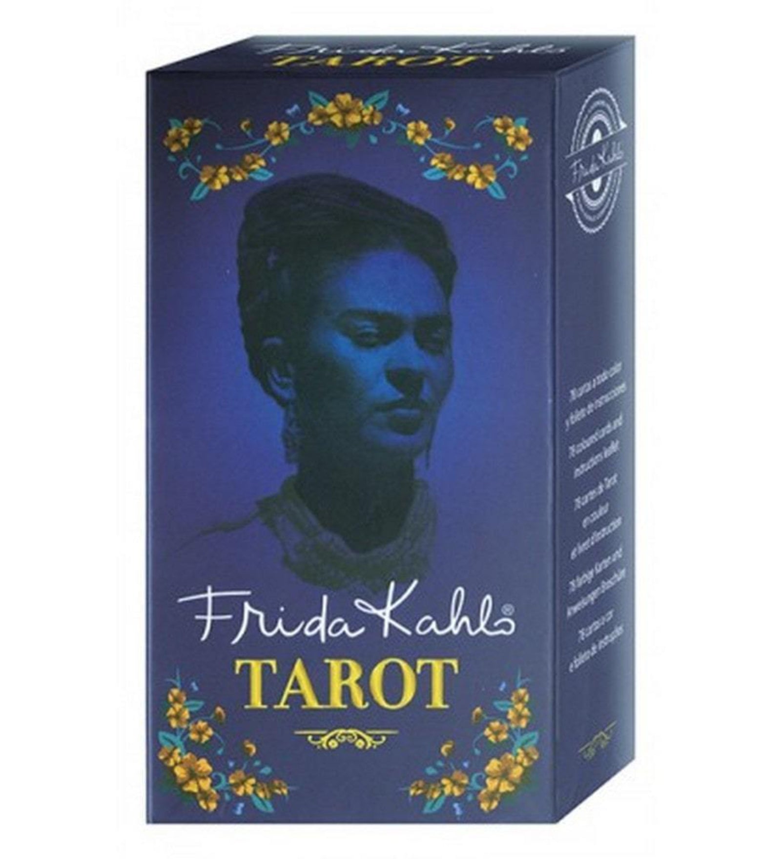 A képen a Frida Kahlo Tarot kártyacsomag doboza látható. A doboz domináns színe a mélykék, amelyen Frida Kahlo híres arcképe jelenik meg árnyékként, titokzatos kék fényben. A grafika alsó részén sárga és kék virágdíszítés öleli körbe a “Frida Kahlo Tarot” feliratot, amely stílusosan és elegánsan utal a művésznőre. A doboz oldalán rövid leírás olvasható, valószínűleg a tartalomra vagy használatra vonatkozóan. Az összhatás művészi, kifinomult és misztikus, jól tükrözve Frida Kahlo szellemiségét.