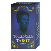 A képen a Frida Kahlo Tarot kártyacsomag doboza látható. A doboz domináns színe a mélykék, amelyen Frida Kahlo híres arcképe jelenik meg árnyékként, titokzatos kék fényben. A grafika alsó részén sárga és kék virágdíszítés öleli körbe a “Frida Kahlo Tarot” feliratot, amely stílusosan és elegánsan utal a művésznőre. A doboz oldalán rövid leírás olvasható, valószínűleg a tartalomra vagy használatra vonatkozóan. Az összhatás művészi, kifinomult és misztikus, jól tükrözve Frida Kahlo szellemiségét.