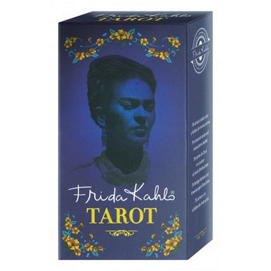 A képen a Frida Kahlo Tarot kártyacsomag doboza látható. A doboz domináns színe a mélykék, amelyen Frida Kahlo híres arcképe jelenik meg árnyékként, titokzatos kék fényben. A grafika alsó részén sárga és kék virágdíszítés öleli körbe a “Frida Kahlo Tarot” feliratot, amely stílusosan és elegánsan utal a művésznőre. A doboz oldalán rövid leírás olvasható, valószínűleg a tartalomra vagy használatra vonatkozóan. Az összhatás művészi, kifinomult és misztikus, jól tükrözve Frida Kahlo szellemiségét.