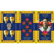 Ez a kép három Frida Kahlo Tarot kártyalapot ábrázol, melyek élénk sárga kerettel és mélykék háttérrel hívják fel magukra a figyelmet. A virágos szegélyek, a kézzel írott Frida Kahlo aláírás, valamint a szimbólumok összessége a mexikói folklór, a személyes fájdalom és az egyediség mély üzenetét hordozzák.
