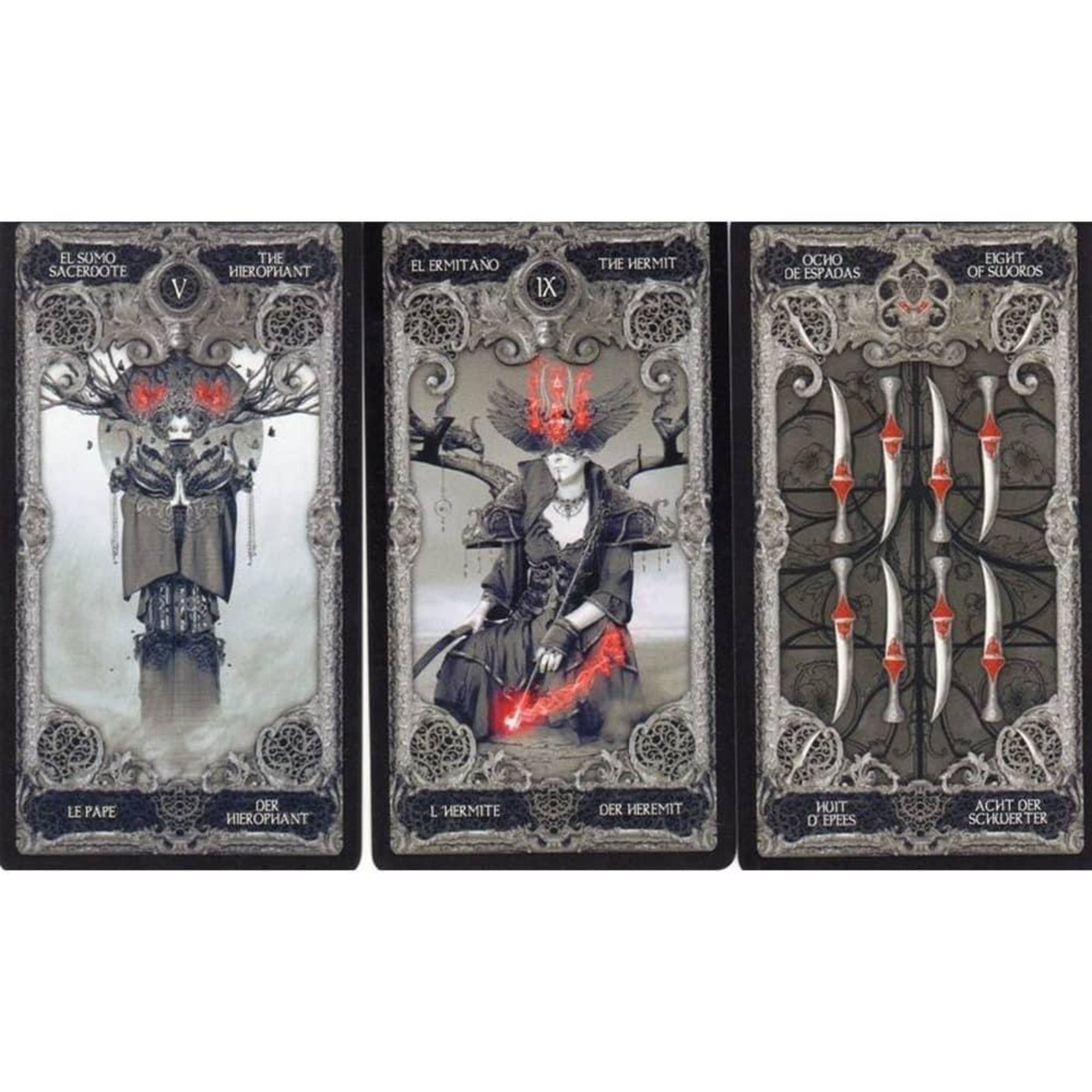 A képen három kártyalap látható a XIII Tarot by Nekro pakliból. A kártyák sötét, gótikus stílusban készültek, fekete-fehér alapszínekkel és élénk vörös részletekkel. A „The Hierophant” lap egy hatalmas, szarvasagancsos, misztikus alakot ábrázol, aki tekintélyt és spiritualitást sugároz. A „The Hermit” lap egy magányos, bölcs női alakot mutat, vörös koronával és karddal, az önismeret szimbólumaként. Az „Eight of Swords” lap nyolc pengét ábrázol szimmetrikus elrendezésben, vörös ékkövekkel kiemelve.