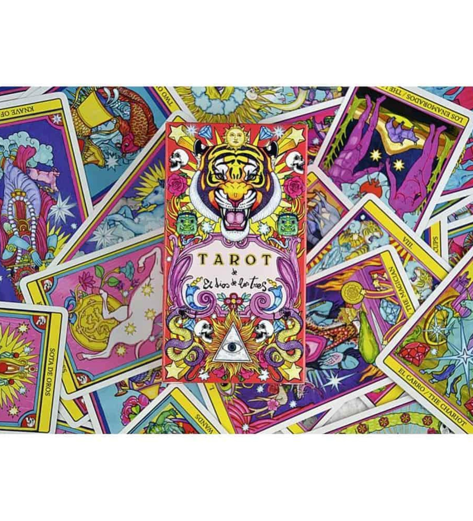 Ez a kép az „El Dios de los Tres” tarot kártyapaklit mutatja, színes, dinamikus elrendezésben. A középpontban a tigrisfejes doboz látható, amelyet élénk színű, pszichedelikus stílusú tarot lapok vesznek körül. A kártyák illusztrációi tele vannak misztikus szimbólumokkal, csillagokkal, szemekkel, mitikus lényekkel és vibráló mintákkal. A pakli erőteljes vizuális világot közvetít – egyszerre spirituális, vad és merész.