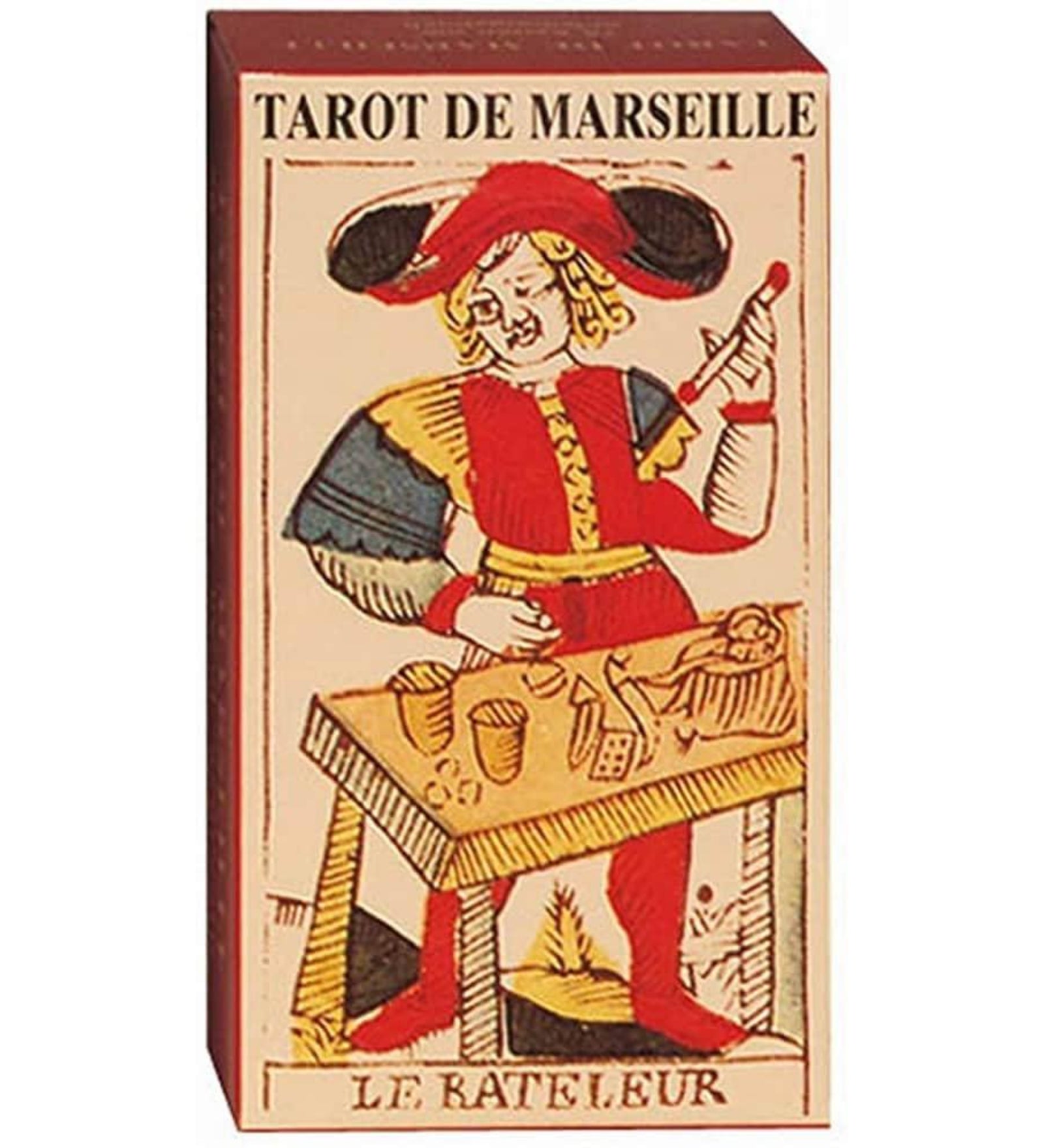 A képen a klasszikus Tarot de Marseille kártyacsomag doboza látható. A doboz előlapján a híres Le Bateleur (A bűvész) lap illusztrációja szerepel, amely élénk vörös, sárga és fekete színekkel van megrajzolva, a 18. századi stílusnak megfelelően. A bűvész egy asztal mellett áll, ahol különféle tárgyak – poharak, dobókockák, érmék – utalnak a manipuláció és lehetőségek szimbólumára. A klasszikus francia tarot egyik legismertebb alakját láthatjuk, amely hűen tükrözi a pakli történelmi és szimbolikus értékét.