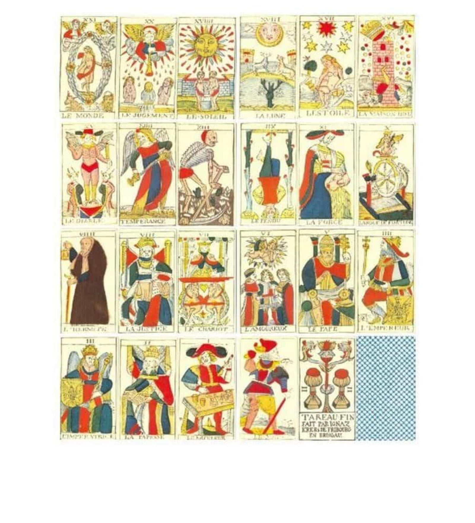 A képen a klasszikus Tarot de Marseille nagy arkánum lapjai láthatók, összesen 22 darab. A kártyák élénk piros, kék és sárga színekben pompáznak, és jellegzetes 18. századi francia illusztrációkkal vannak díszítve. Az olyan ikonikus lapok, mint Le Monde (A világ), Le Soleil (A nap), Le Diable (Az ördög) vagy Le Mat (A bolond) mind felismerhetők, egyedi szimbolikájukat megőrizve. 