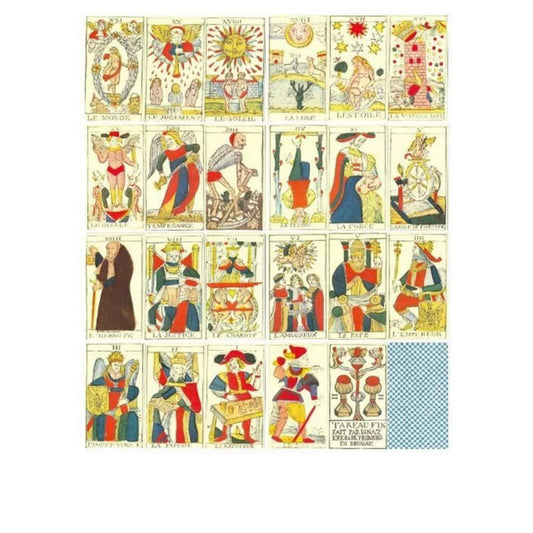A képen a klasszikus Tarot de Marseille nagy arkánum lapjai láthatók, összesen 22 darab. A kártyák élénk piros, kék és sárga színekben pompáznak, és jellegzetes 18. századi francia illusztrációkkal vannak díszítve. Az olyan ikonikus lapok, mint Le Monde (A világ), Le Soleil (A nap), Le Diable (Az ördög) vagy Le Mat (A bolond) mind felismerhetők, egyedi szimbolikájukat megőrizve. 