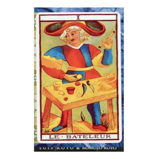 A képen egy színes, klasszikus stílusban illusztrált tarot kártyalap látható, amely „Le Bateleur” (A Mágus) nevet viseli. A figura vörös-kék-sárga ruhát visel, fején széles karimájú kalappal, és egy pálcát tart a kezében. Előtte egy asztal látható különféle tárgyakkal – serleg, pénzérmék, kard –, amelyek a tarot négy szimbólumát jelképezik. A háttér élénk színei és a rajz stílusa a Marseille-i tarot hagyományait idézi.
