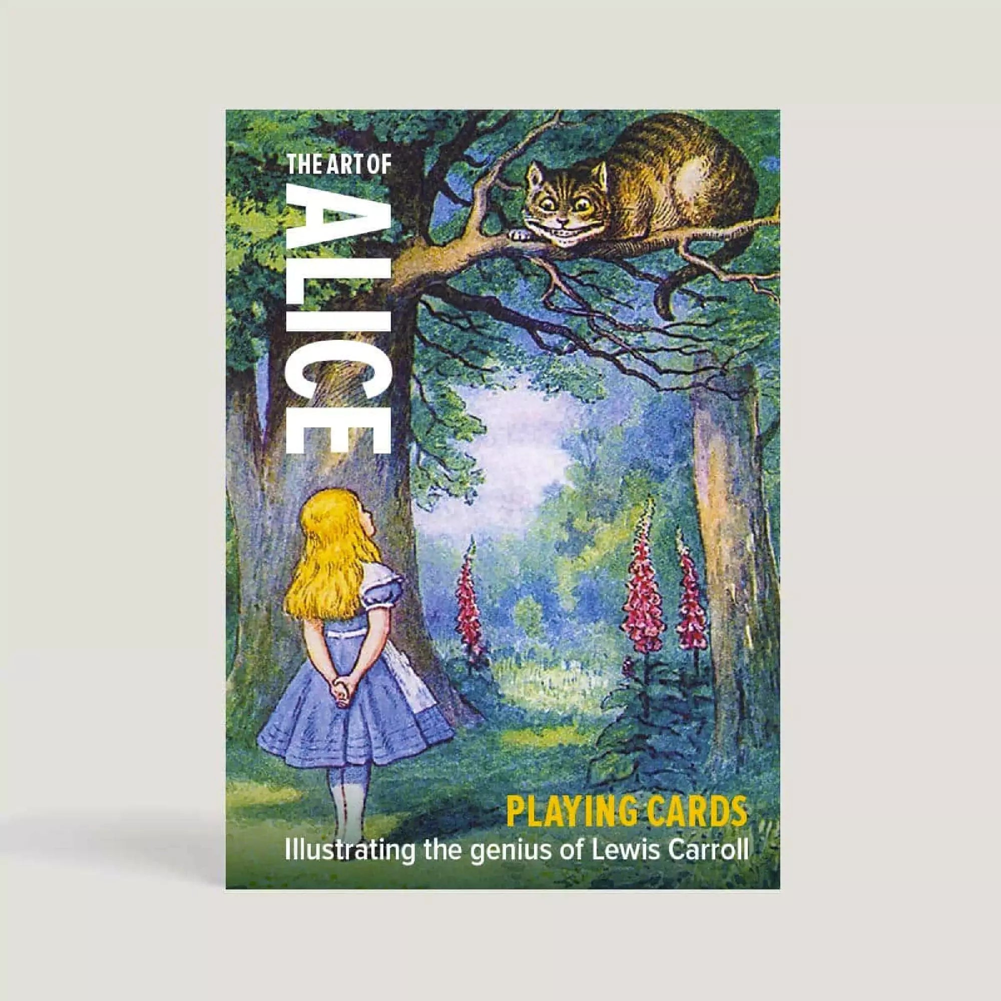 The Art of Alice – kártyacsomag doboza, amelyen Alice és a vigyorgó macska jelenete látható egy erdei tisztáson, Lewis Carroll illusztrációi alapján.