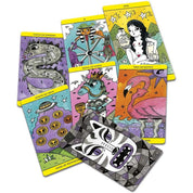 A képen a "The Magic Tarot" színes és modern stílusú tarotkártyái láthatók, amelyek játékos, kreatív illusztrációkkal ábrázolják a különböző lapokat.