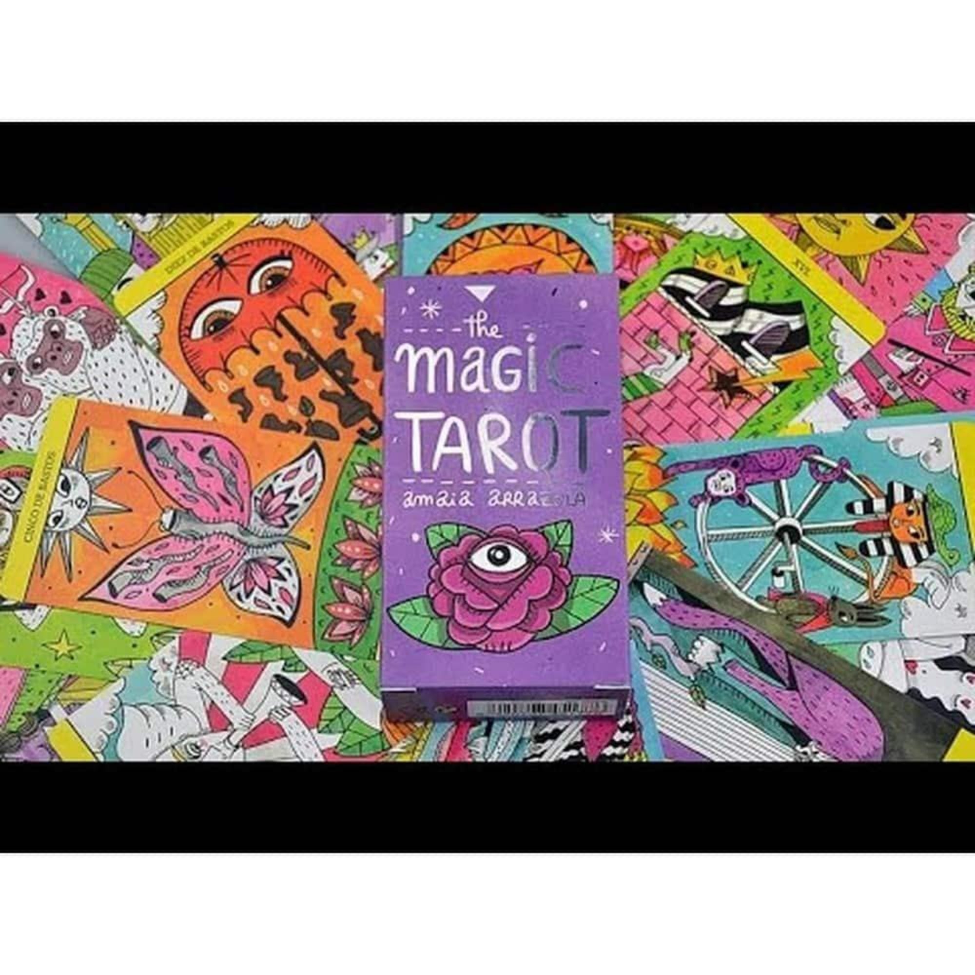 A képen a "The Magic Tarot" színes doboza látható, körülötte vibráló, élénk grafikákkal díszített tarotkártyákkal. 