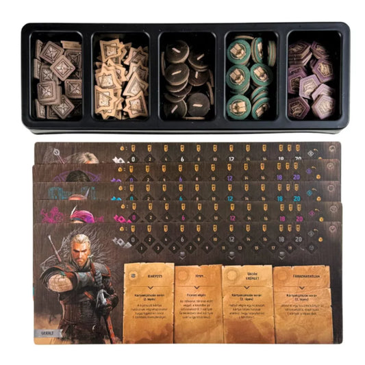 A The Witcher: A végzet útja társasjáték alkatrészei, köztük karaktertáblák Geralt portréjával és különféle jelölők rendezve egy tálcában