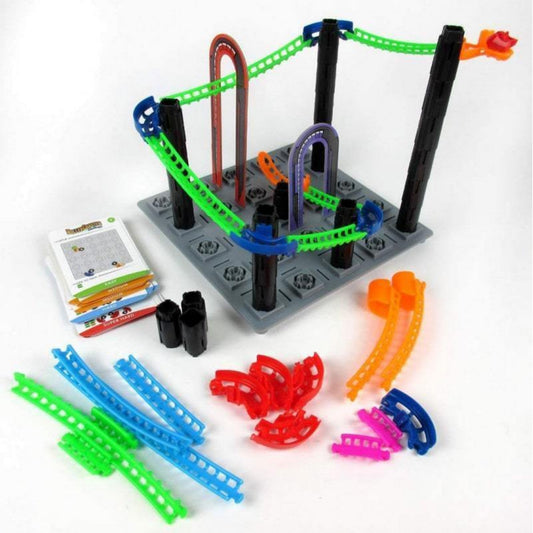 ThinkFun Roller Coaster Challenge játéktartalom: színes pályaelemek, oszlopok, alaplap, kártyák és összeállított hullámvasút részlet.
