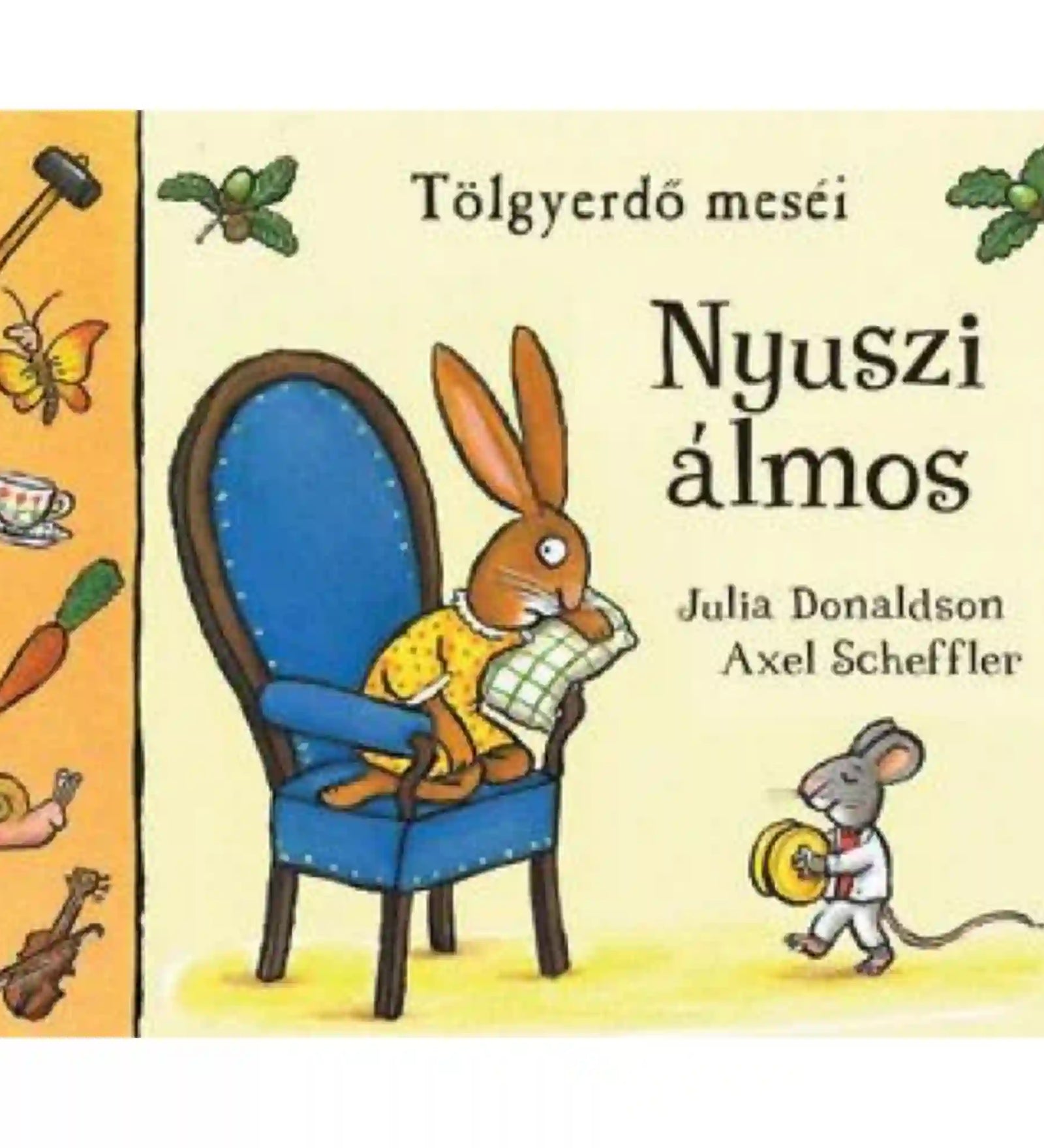 Tölgyerdő meséi – Nyuszi álmos könyv borítója, ahol egy nyuszi pizsamában egy kék fotelben ül és párnát ölel, mellette egy kisegér cintányérral, körülötte kedves, erdei motívumokkal díszített illusztrációk láthatók.