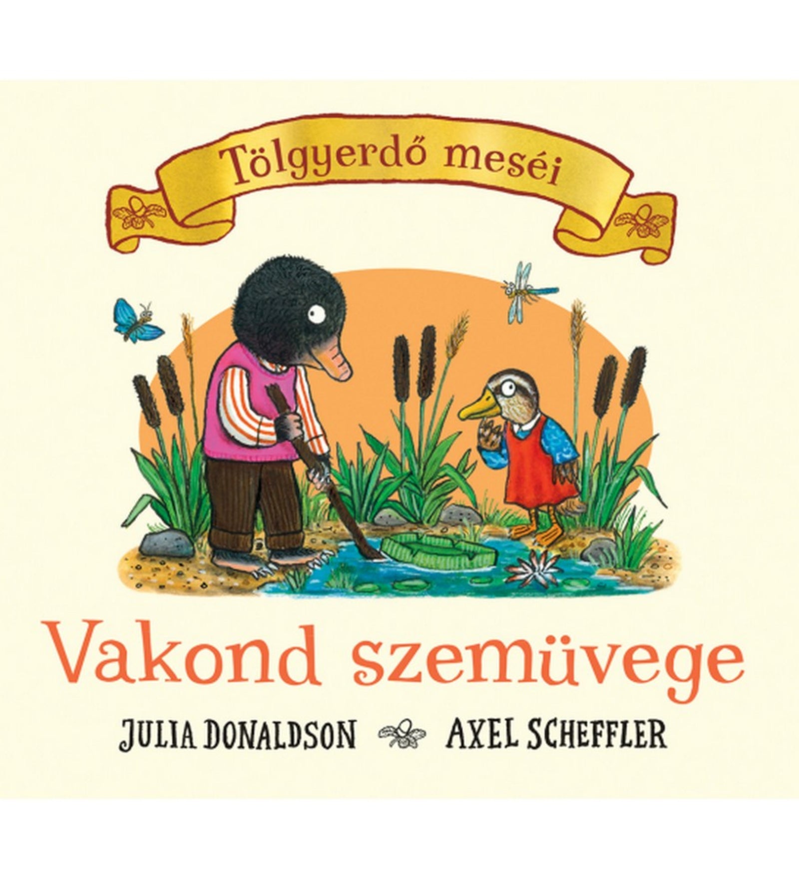Tölgyerdő meséi – Vakond szemüvege című könyv borítója, amelyen a vakond piros pulóverben és barna nadrágban egy vízparton keresgél, mellette egy kék ruhás kacsa áll, körülöttük nádas, pillangók és szitakötő látható, Julia Donaldson és Axel Scheffler illusztrációjával.