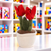 Piros tulipános virágcserép plüssfigura két piros virággal, zöld levelekkel és fehér kaspóval.