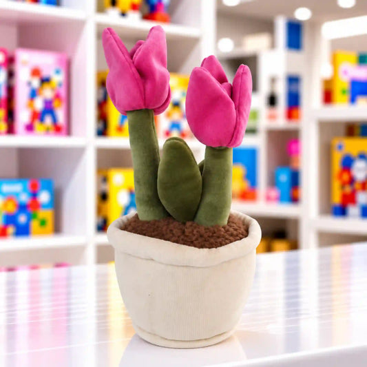 Tulipános virágcserép plüssfigura két élénk rózsaszín tulipánnal, zöld szárakkal és levéllel, barna plüssfölddel és puha, fehér kaspóval.