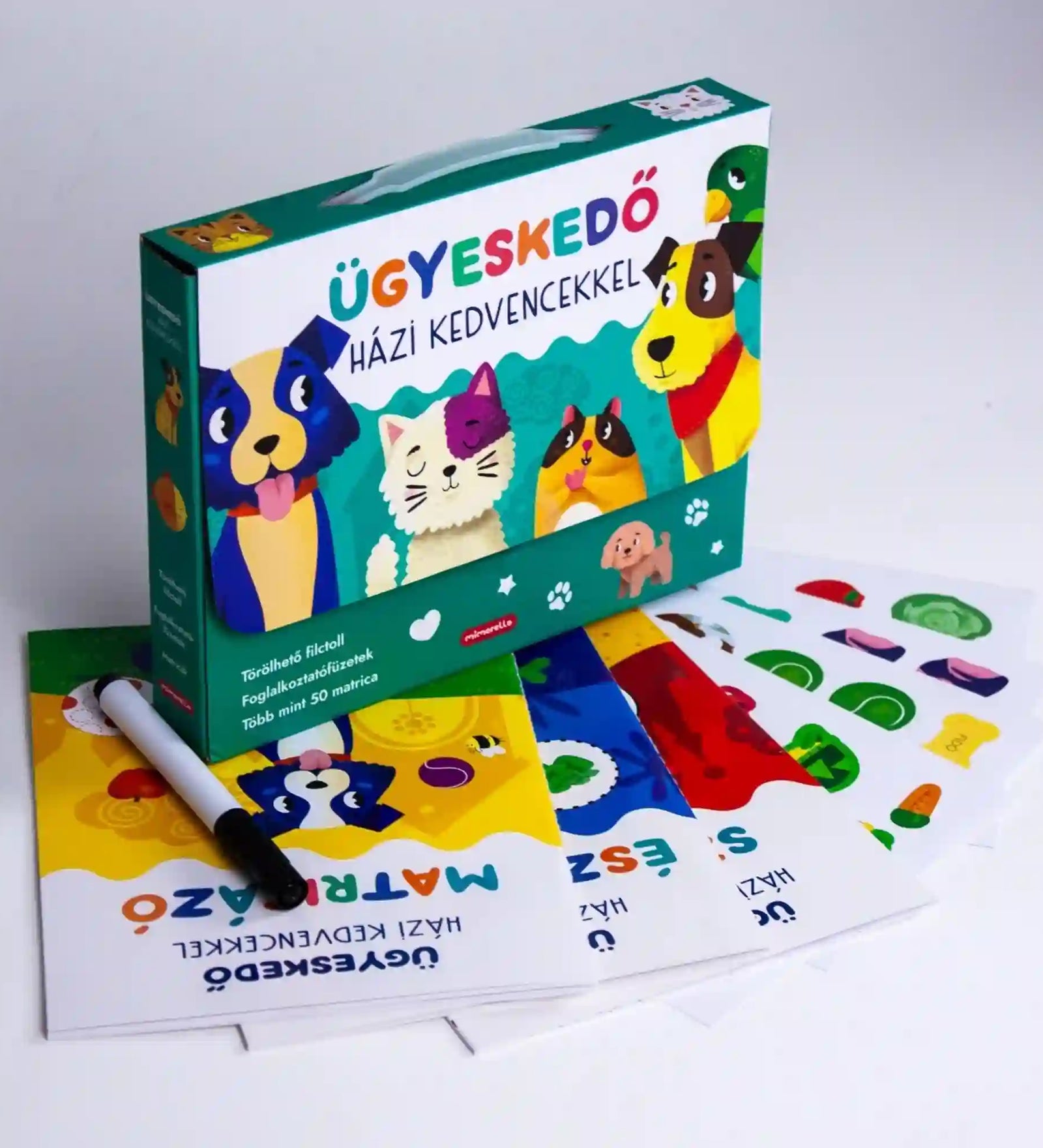 Ügyeskedő házi kedvencekkel foglalkoztató készlet doboza kutyás, cicás és egyéb házi kedvences grafikával világos háttéren.