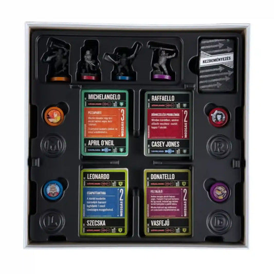 Unmatched Kalandok – Teenage Mutant Ninja Turtles magyar nyelvű társasjáték rendszerezett tartozékai, négy teknőcfigurával, karakterkártyákkal és színes jelölőkkel.