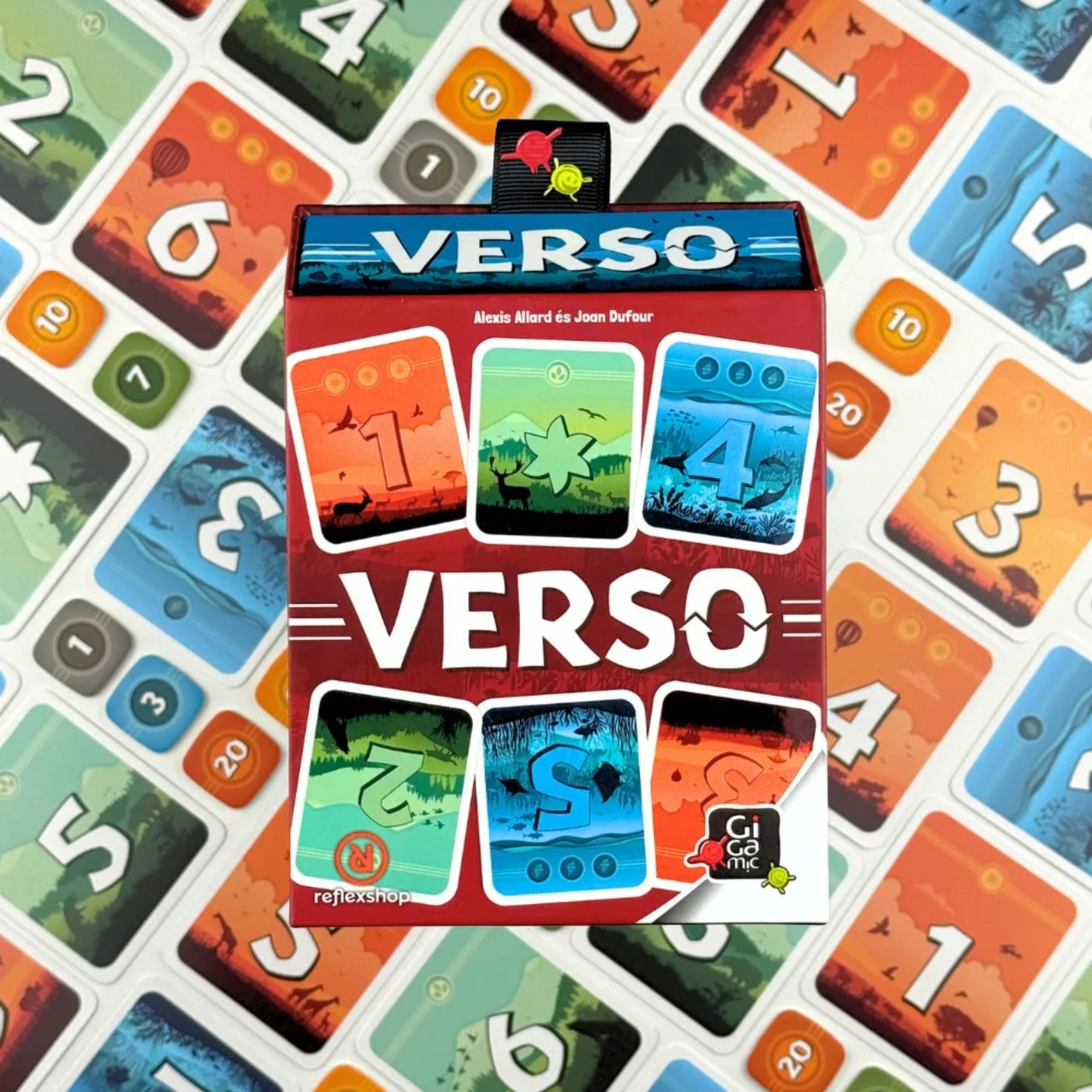 VERSO társasjáték doboza felülről fotózva, körülötte a játék színes számozott kártyái.