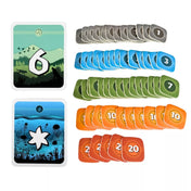 VERSO társasjáték kártyakészlete és pontjelölő lapkái különböző színekben és értékekkel.