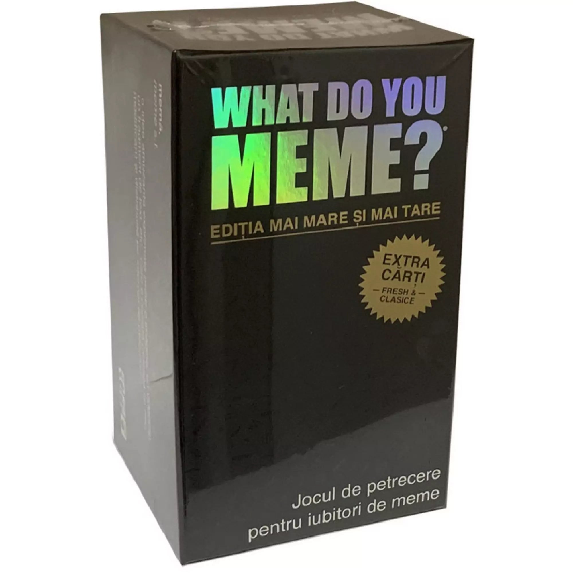 Fekete dobozos 'What Do You Meme?' társasjáték román nyelvű kiadása, amelynek holografikus fényű logója és arany színű 'Extra Cărți' jelzése kiemelkedik. A doboz alsó részén a játék leírása látható: 'Jocul de petrecere pentru iubitori de meme'