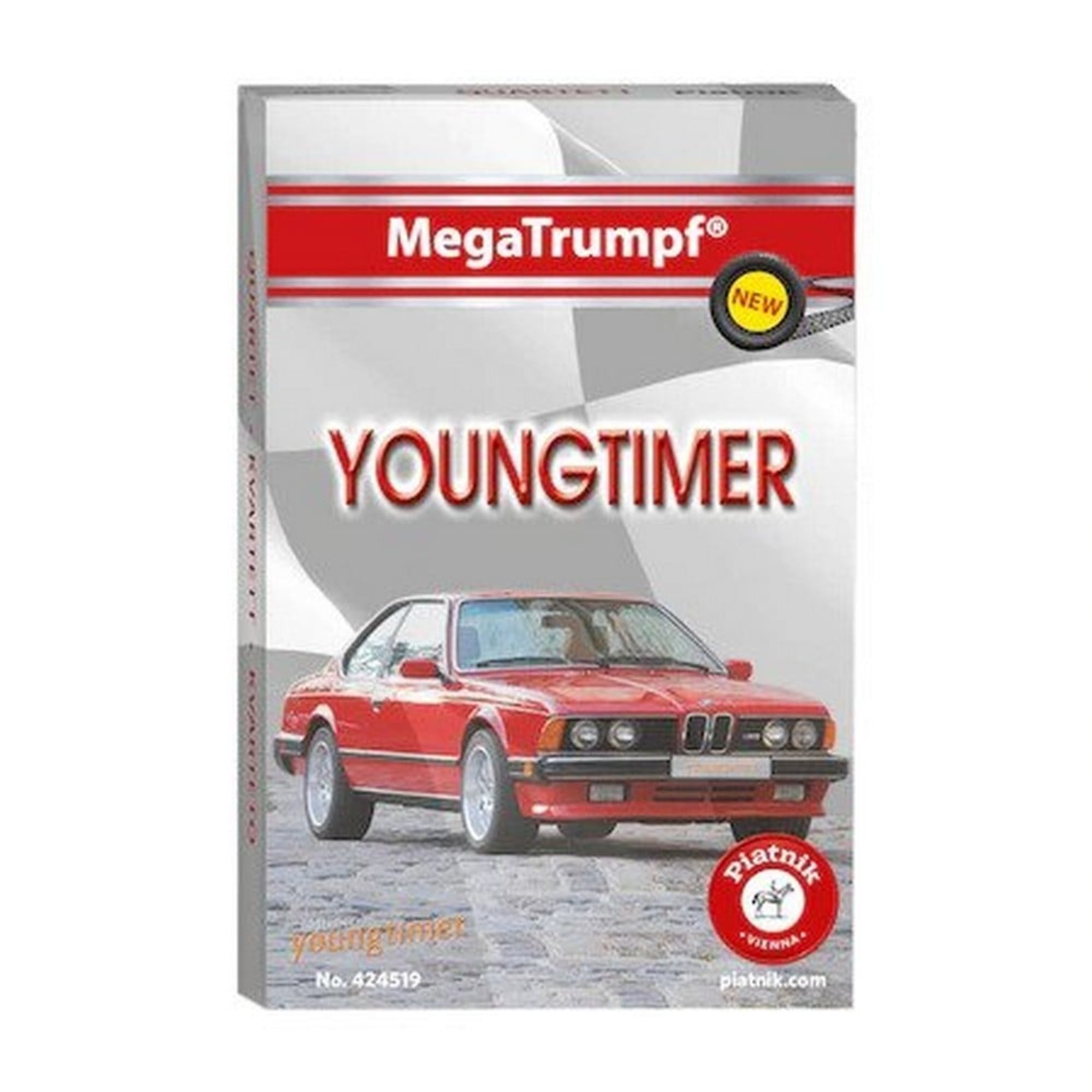 A képen a Piatnik MegaTrumpf „Youngtimer” kvartettkártya doboza látható. A borítón egy klasszikus, piros színű BMW sportautó szerepel, amely macskaköves úton áll. A „Youngtimer” elnevezés fiatal veterán autókra utal, így a kártyajáték ilyen autómodelleket mutat be – nosztalgikus és stílusos megjelenéssel. A dobozon feltüntetett „NEW” jelzés az új kiadásra utal, a Piatnik logó pedig garantálja a minőséget.