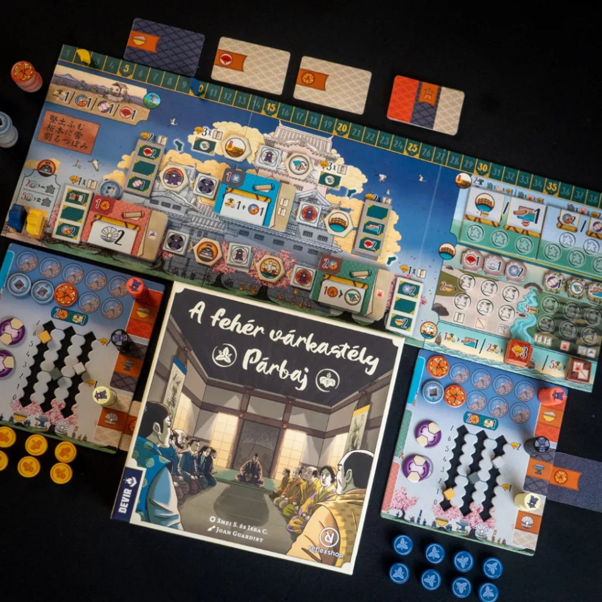 A fehér várkastély: Párbaj társasjáték teljes játéktérrel, táblákkal, kártyákkal és különböző színű bábukkal elrendezve.